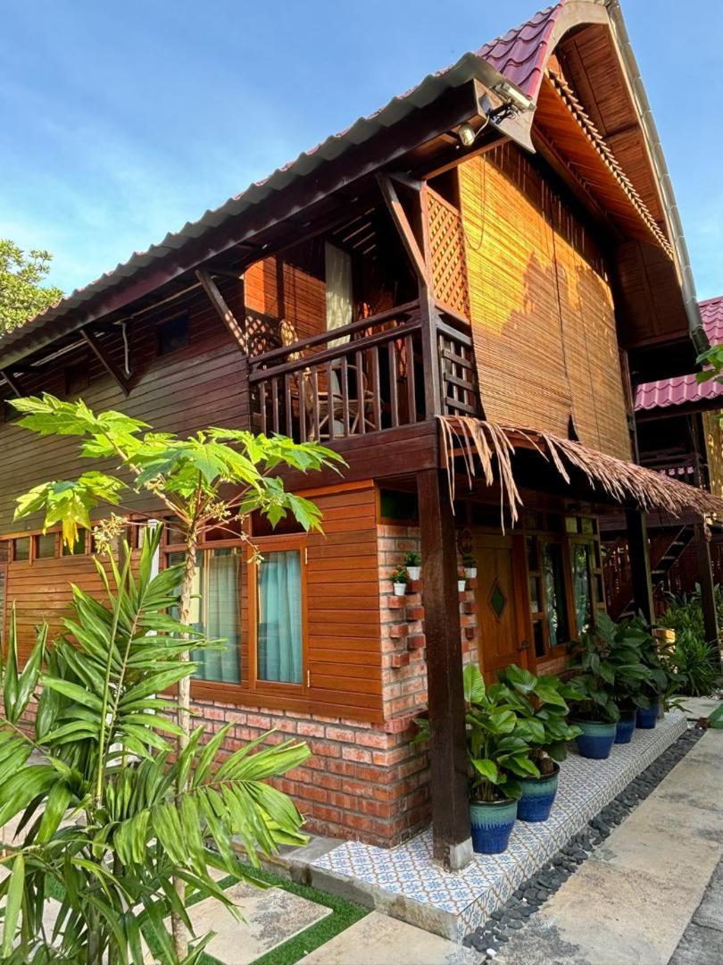 Golden Chenang Village 珍南海滩 外观 照片